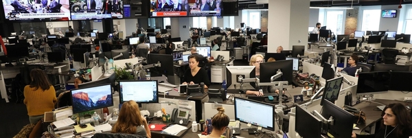 Journalist*innen in dem Newsroom einer Nachrichtenredaktion