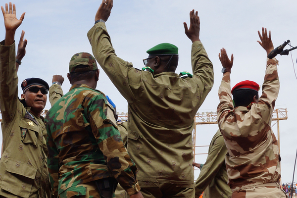 General Abdourahmane Tchiani, Kommandeur des Regiments der Präsidentengarde, der nach dem Putsch die Junta namens Nationaler Rat zum Schutz des Vaterlandes (CNSP) anführte und die Übergangsregierung leitete, nimmt an einer Demonstration von Putschisten in einem Stadion in der Hauptstadt von Niger teil.