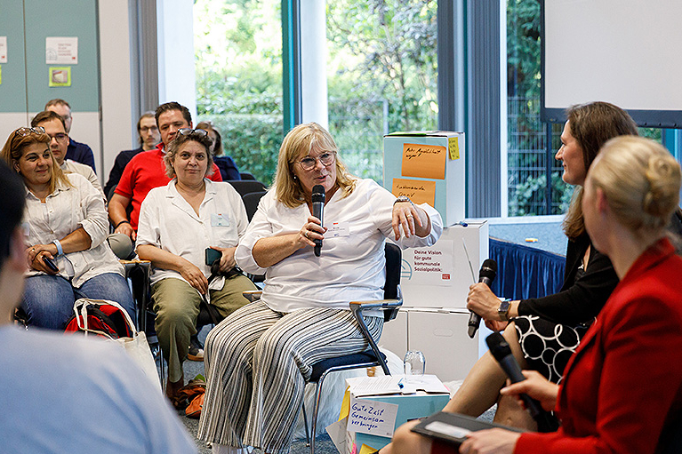 Fischbowldiskussion. Wortbeitrag einer Teilnehmerin im Plenum. 