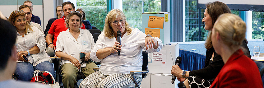 Fischbowldiskussion. Wortbeitrag einer Teilnehmerin im Plenum. 