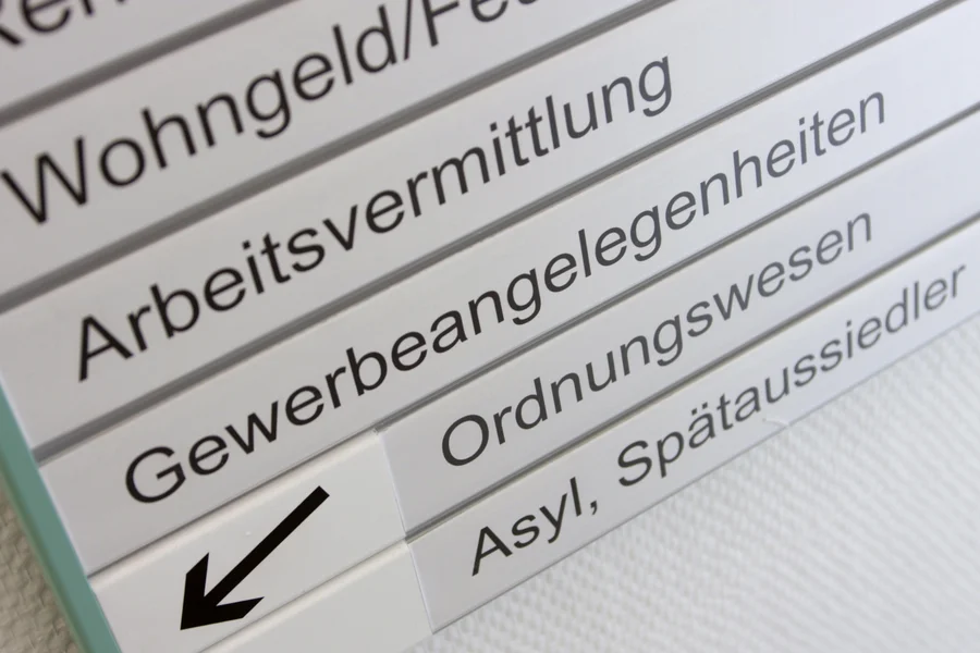 Wegweiser in einer Behörde