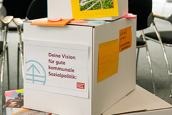 Weiße Kartons beklebt mit beschriebenen Postits. Visionen für gute kommunale Sozialpolitik