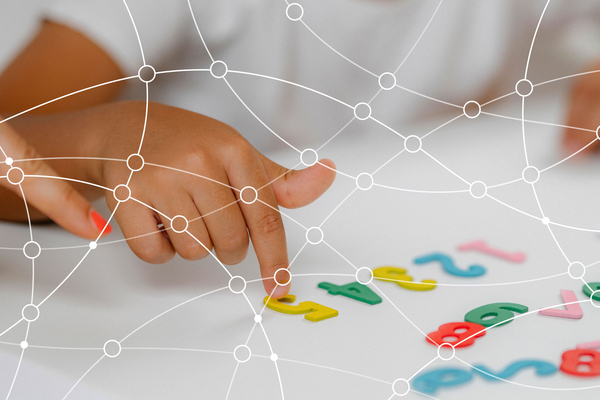 Kinderhände mit Plastikzahlen spielen