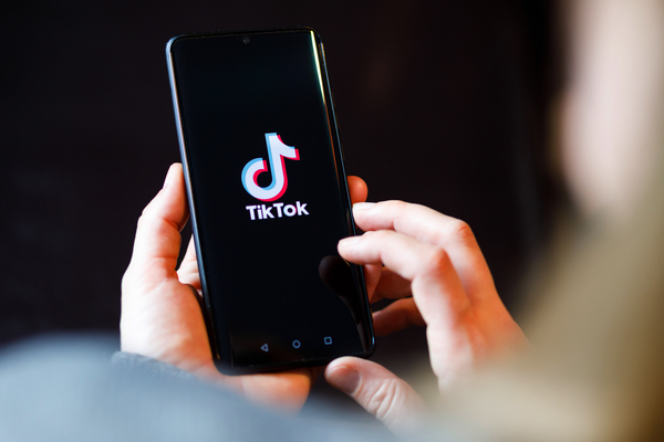 Das Logo des beliebten Videoportals TikTok ist auf dem Display eines Smartphones zu sehen.