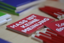 Postkarte mit der Aufschrift: Hass ist keine Meinung