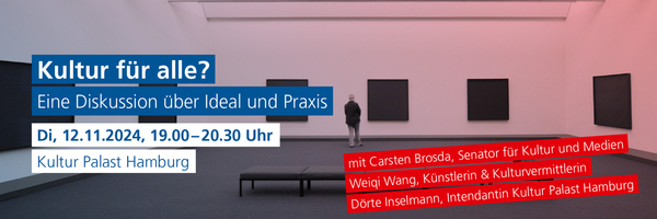 Vorschaubild: Eine Frau schaut auf Bilder einer Ausstellung