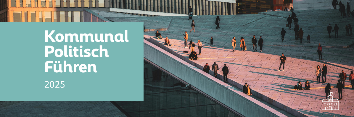 Menschen laufen und sitzen auf dem Dach eines Gebäudes