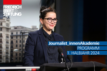 Eine junge Frau mit Blazer spricht in ein Mikrofon. Darüber steht "Journalist_innenAkademie Programm 1. Halbjahr 2024"
