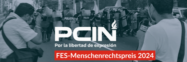 Reporter_innen stehen vor einer Ansammlung von Polizisten, die mit erhobenen Schutzschildern auf die Reporter zulaufen.