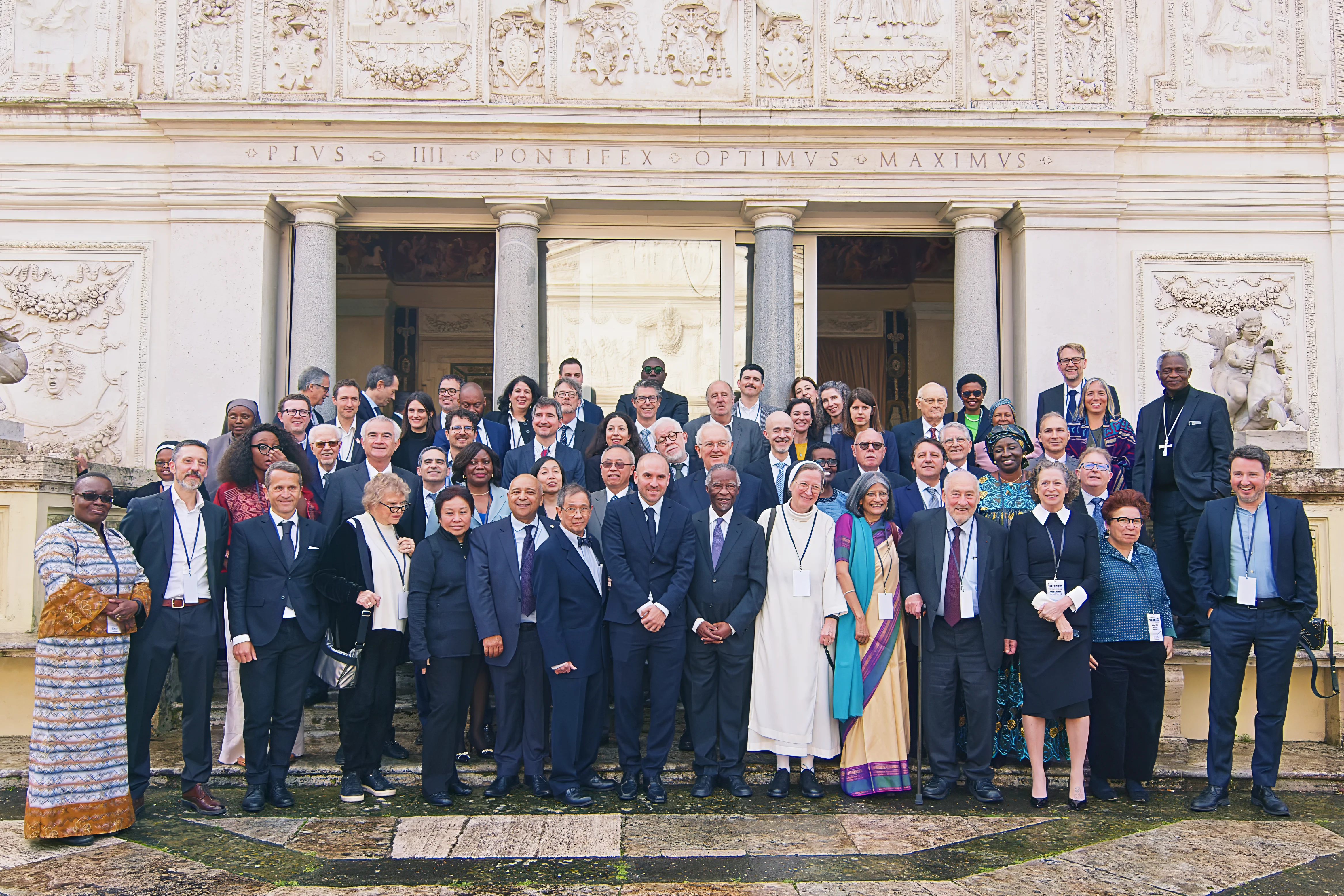 Gruppenbild der Teilnehmenden der Konferenz der ICRICT-Kommission vor der Universität des Vatikans. 