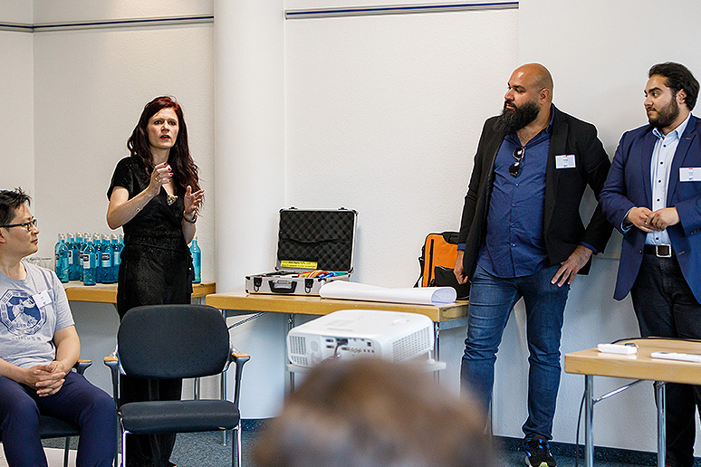 Seminargruppe und Trainerin