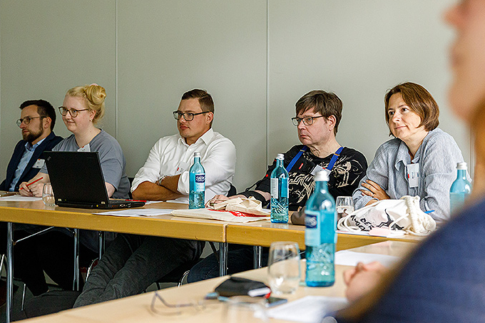 Seminarteilnehmer sitzen am Tisch 
