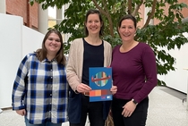 Annika Müller, Petra Keller und Anne Haller halten das Abschlusszertifikat in den Händen