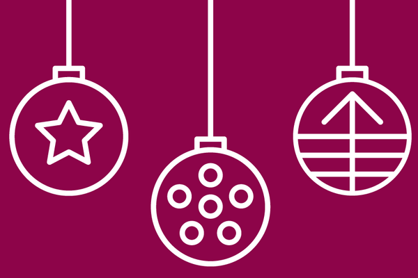 Fünf stilisierte, weiße Weihnachtskugeln mit unterschiedlichen Symbolen (Stern, Punkte, Pfeilbaum, Schneeflocke, Zickzackmuster) hängen vor einem weinroten Hintergrund.