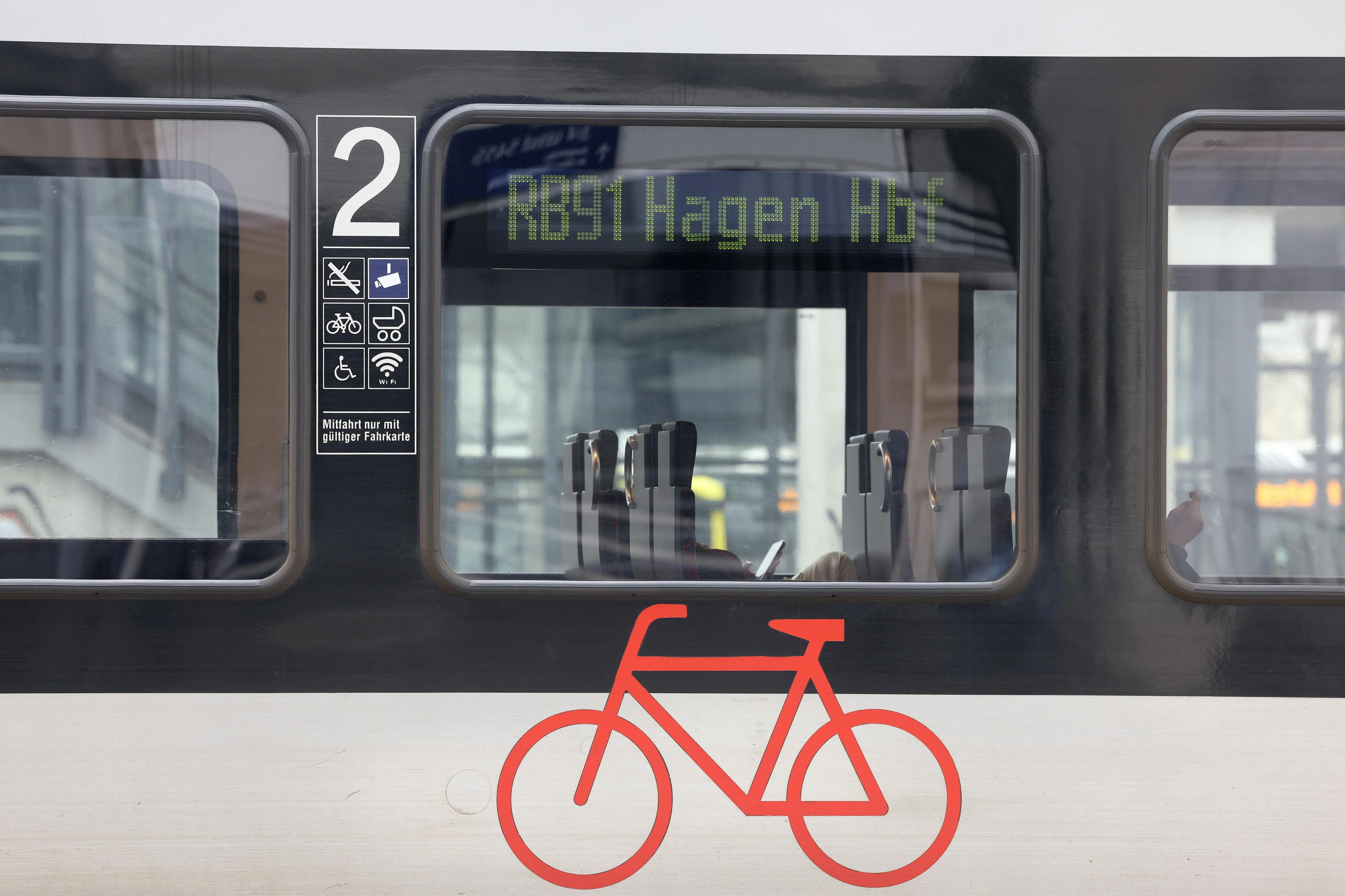 Ein Zug nach Hagen Hbf im Hauptbahnhof in Siegen.