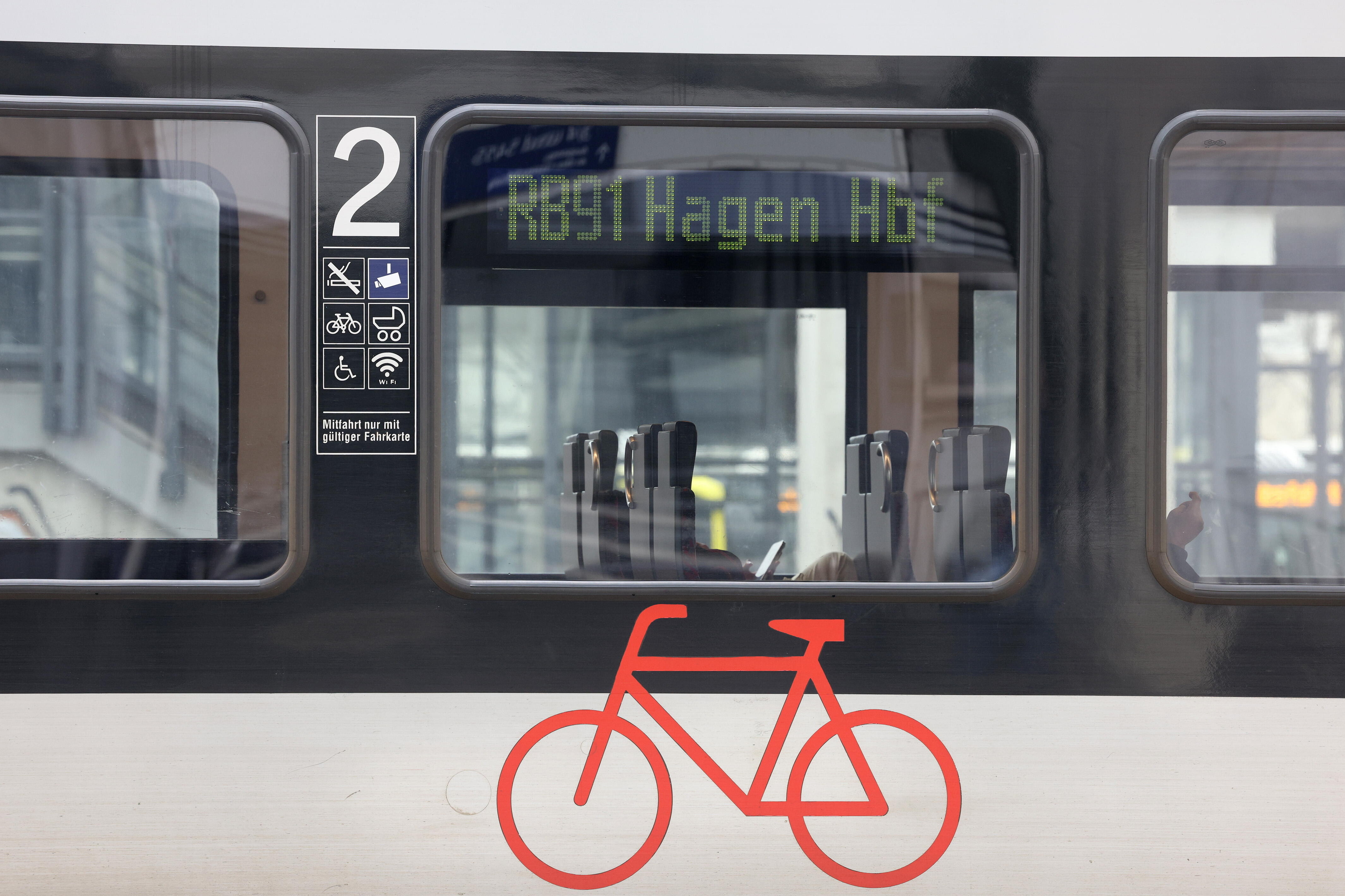 Ein Zug nach Hagen Hbf im Hauptbahnhof in Siegen.