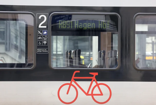 Ein Zug nach Hagen Hbf im Hauptbahnhof in Siegen.