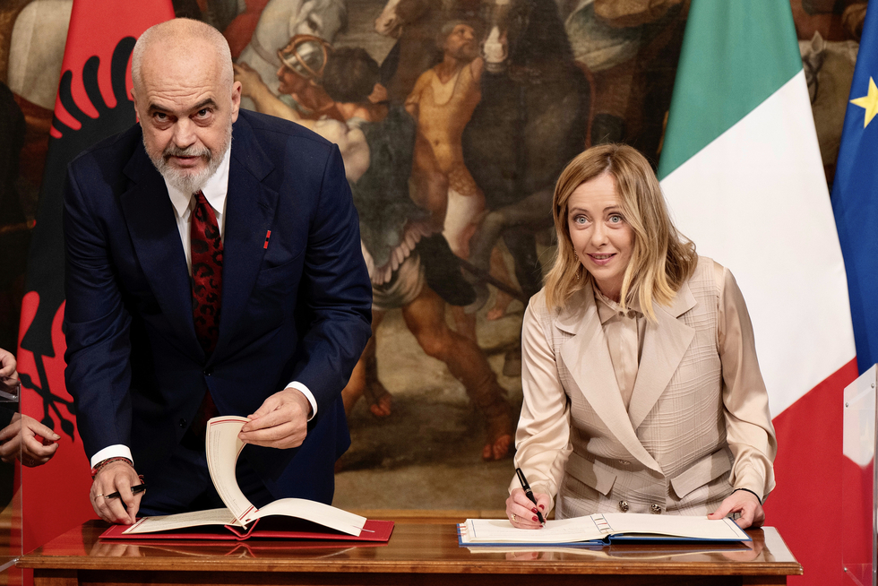 Giorgia Meloni unterschreibt mit Edi Rama das albanisch-italienische Migrationsabkommen.