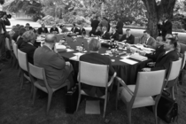 Minister veranstalten eine Kabinettssitzung im Garten