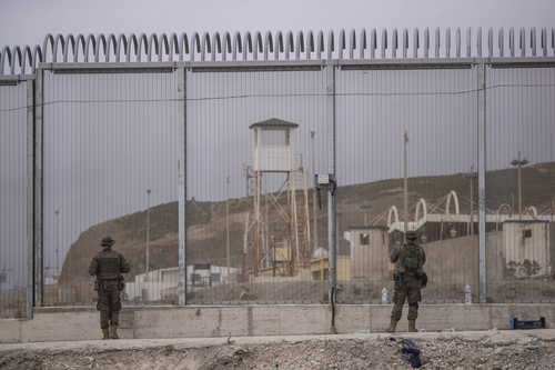 Soldaten der spanischen Armee beziehen Stellung an der Grenze zwischen Marokko und Spanien in der spanischen Enklave Ceuta.