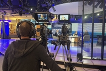 Ein Kameramann filmt eine politische Talkshow in einem Fernsehstudio in Brüssel.