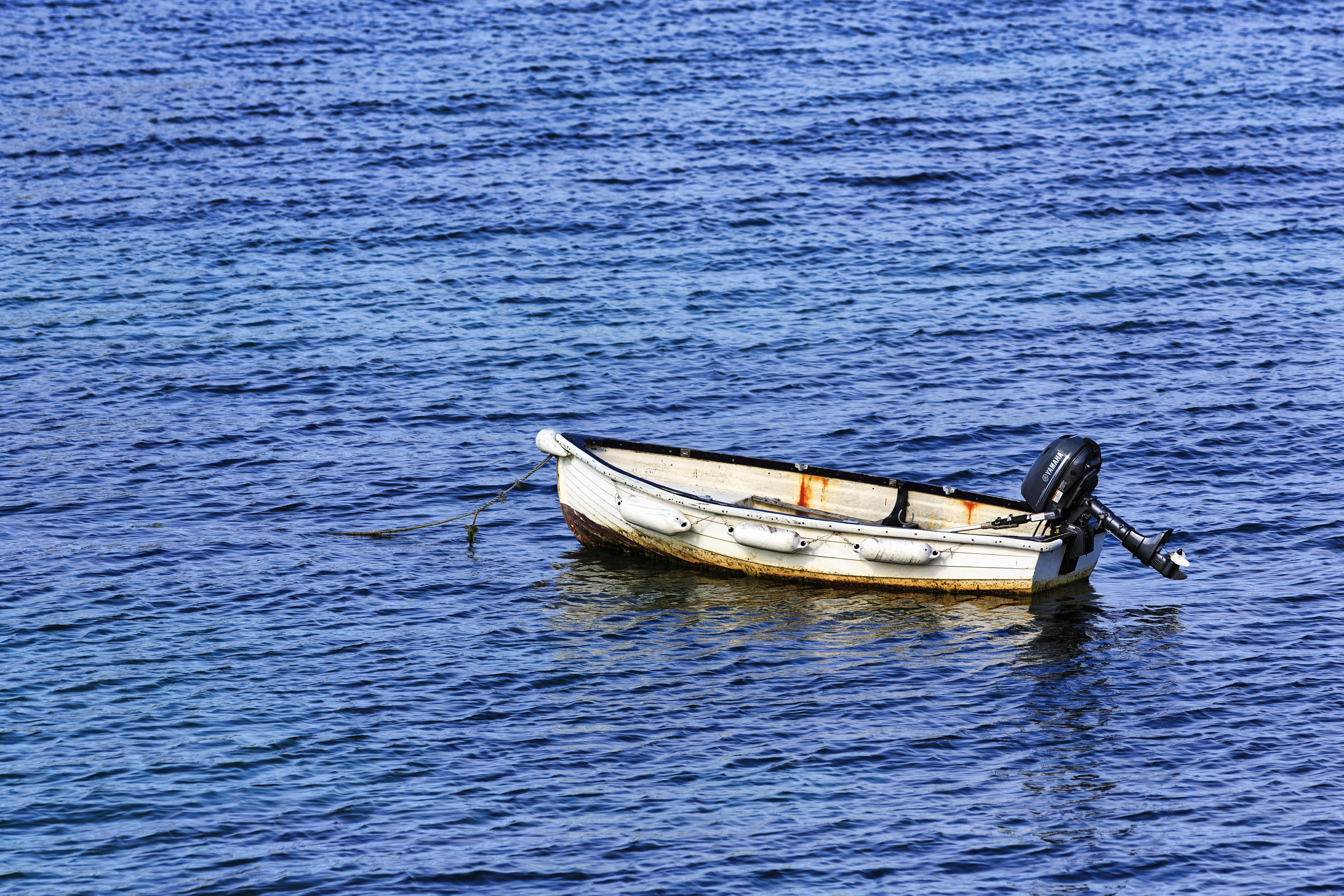 Ein verlassenes Motorboot auf dem Wasser