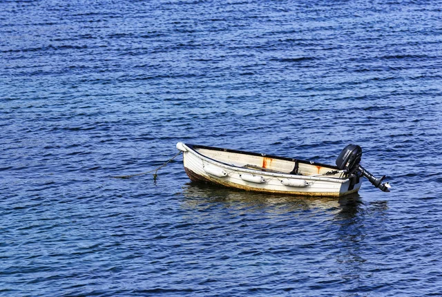 Ein verlassenes Motorboot auf dem Wasser