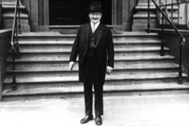 Paul Löbe vor dem Reichspalais
