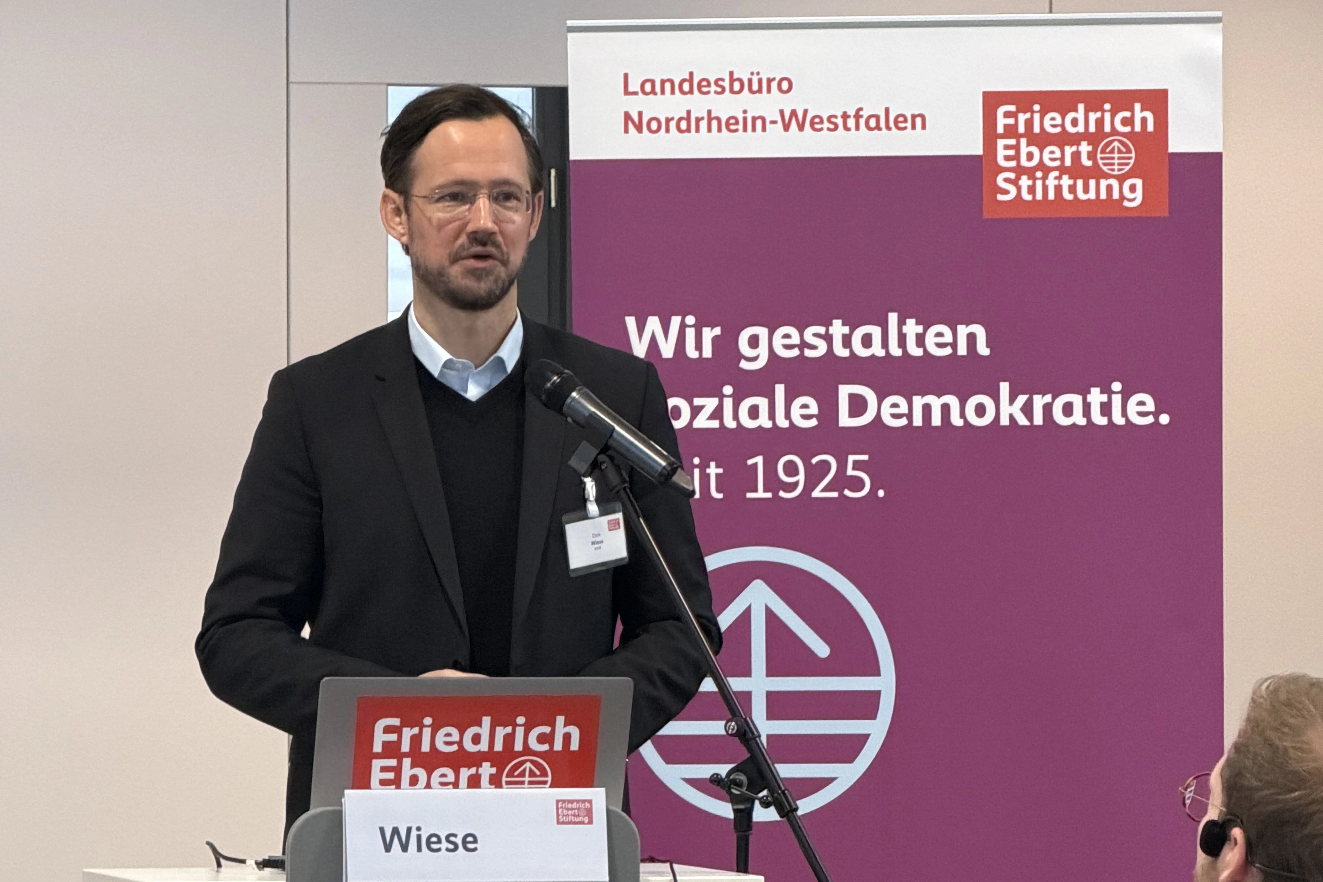 Dirk Wiese, MdB hinter einem Rednerpult.