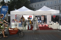 FES-Zelt für konstruktiven Dialog auf dem Bonner Marktplatz