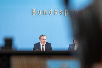 Verteidigungsminister Boris Pistorius spricht auf der Bundespressekonferenz in Berlin.