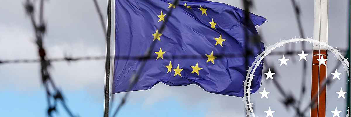 Europaflagge hinter Stacheldraht