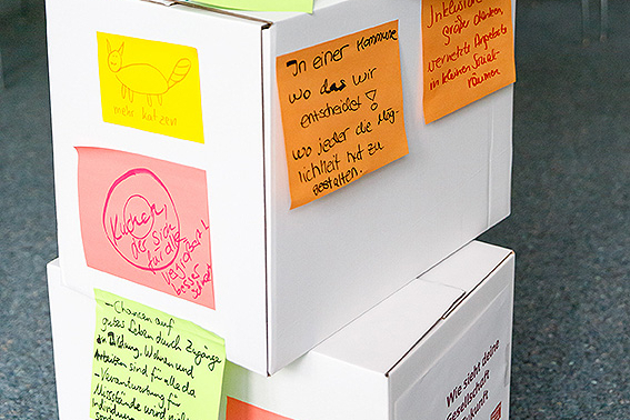 Weiße Kartons beklebt mit beschriebenen Postits. Visionen für gute kommunale Sozialpolitik