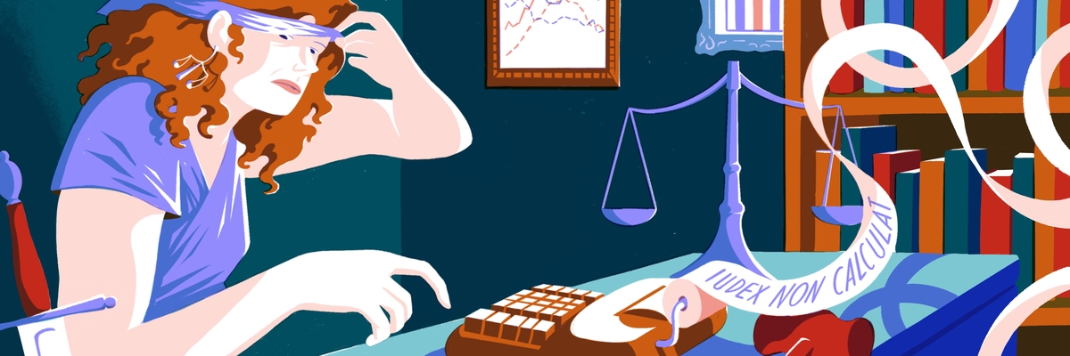 Justitia sitzt am Schreibtisch und tippt in Taschenrechner "Iudex non calculat". Sie trägt eine Augenbinde, unter der sie hervorschaut.