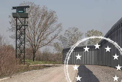 EU-finanzierter Teil des befestigten Grenzzauns mit Wachturm entlang des Evros-Flusses zwischen Griechenland und Türkei. Darauf zu sehen ist ein Overlay der FES-Artikelreihe zur GEAS, ein Symbol aus Stacheldraht und den 12 Sternen der Europaflagge..