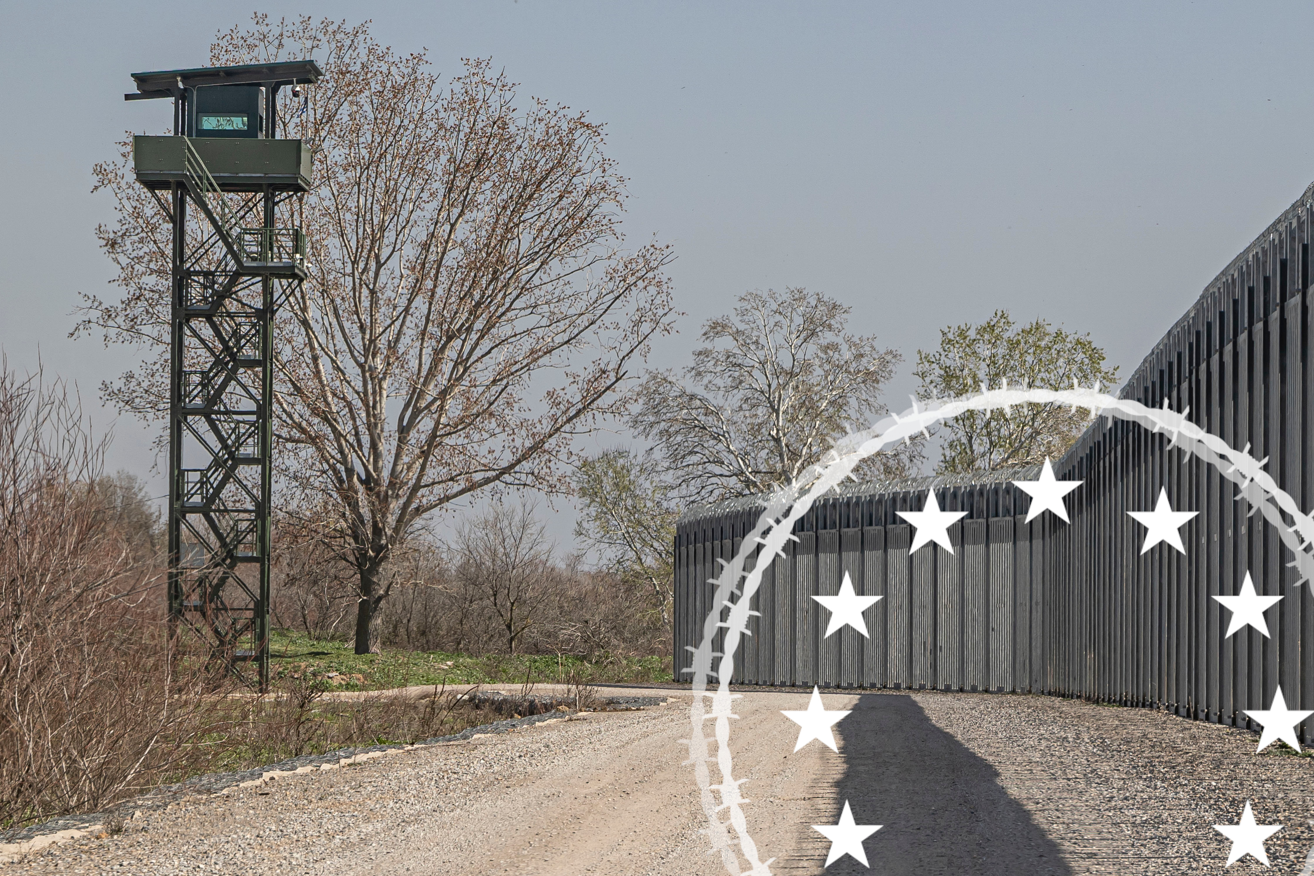 EU-finanzierter Teil des befestigten Grenzzauns mit Wachturm entlang des Evros-Flusses zwischen Griechenland und Türkei. Darauf zu sehen ist ein Overlay der FES-Artikelreihe zur GEAS, ein Symbol aus Stacheldraht und den 12 Sternen der Europaflagge..