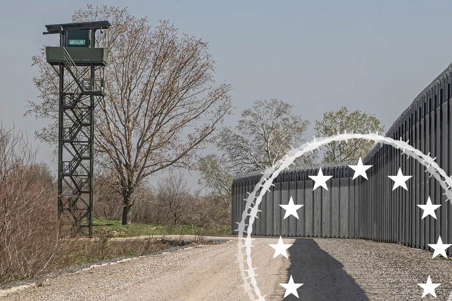 EU-finanzierter Teil des befestigten Grenzzauns mit Wachturm entlang des Evros-Flusses zwischen Griechenland und Türkei. Darauf zu sehen ist ein Overlay der FES-Artikelreihe zur GEAS, ein Symbol aus Stacheldraht und den 12 Sternen der Europaflagge..