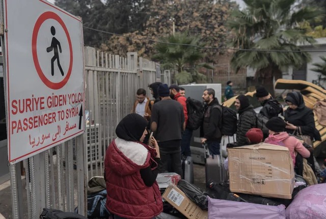 Menschen aus Syrien warten an der türkischen Grenze darauf, einreisen zu können.