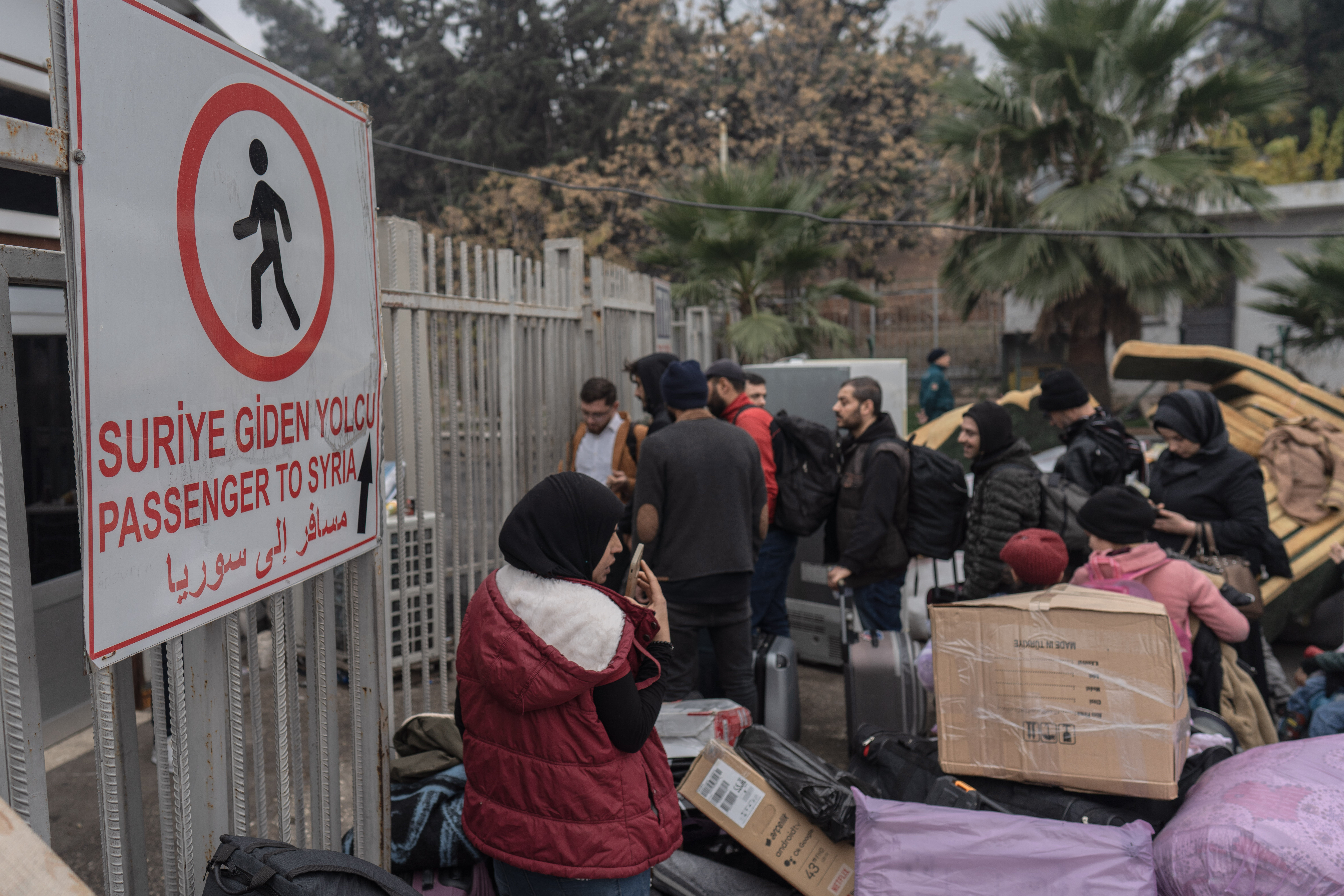 Menschen aus Syrien warten an der türkischen Grenze darauf, einreisen zu können.