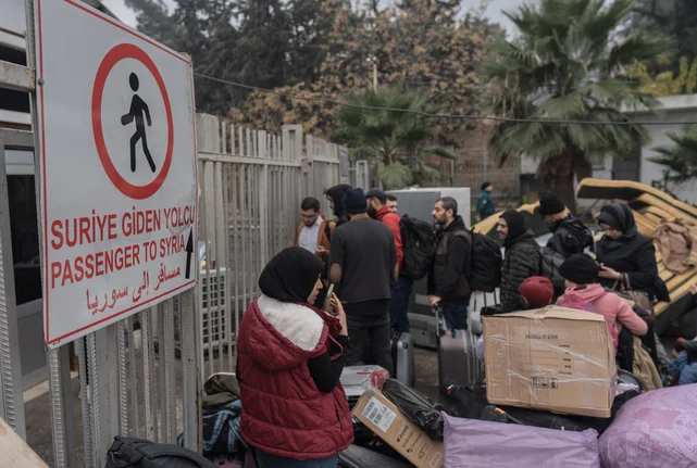 Menschen aus Syrien warten an der türkischen Grenze darauf, einreisen zu können.