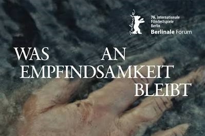 Filmplakat "Was an Empfindsamkeit bleibt": eine Hand im Wasser