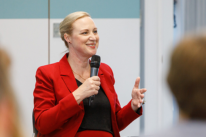 Dörte Schall spricht zum Plenum 