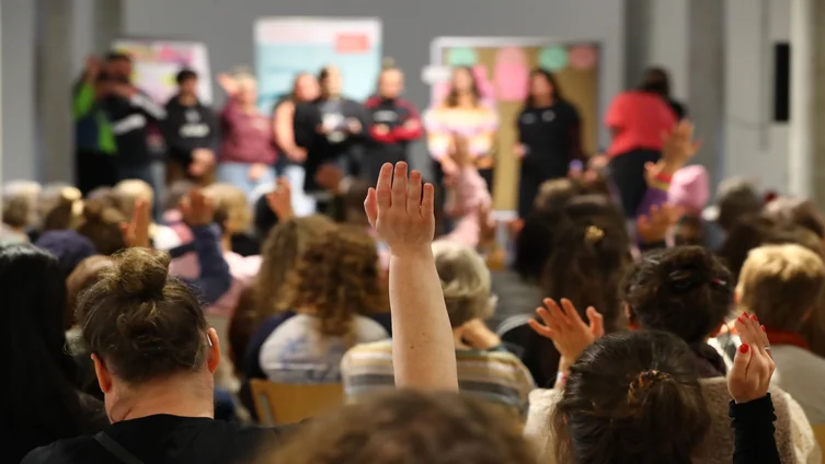 Bild Zuschauer meldet sich; aufgenommen bei Feministischen Barcamp Hamburg