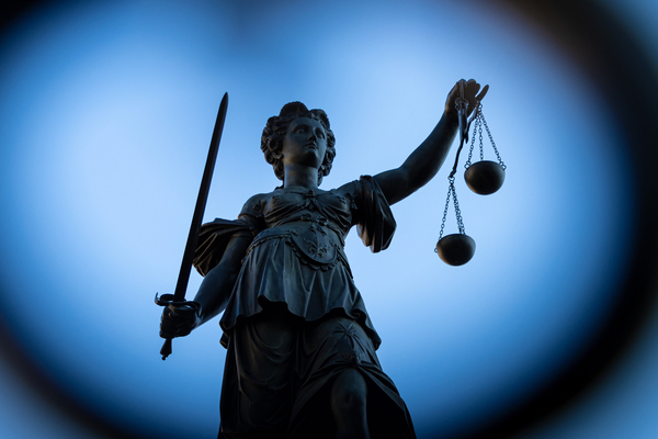 Die Justitia auf blauem Hintergrund