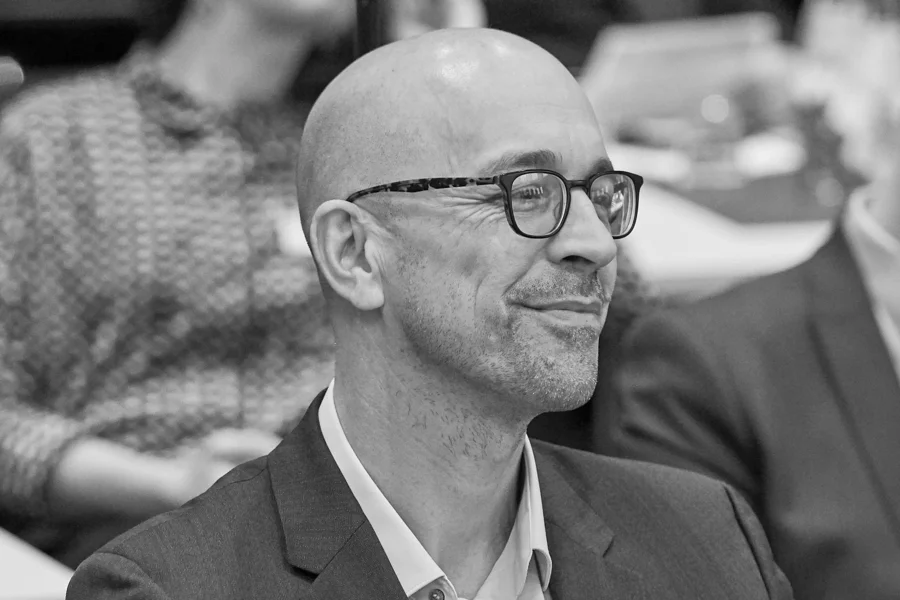 Portrait von Jochen Steinhilber bei einer Konferenz der Friedrich-Ebert-Stiftung.