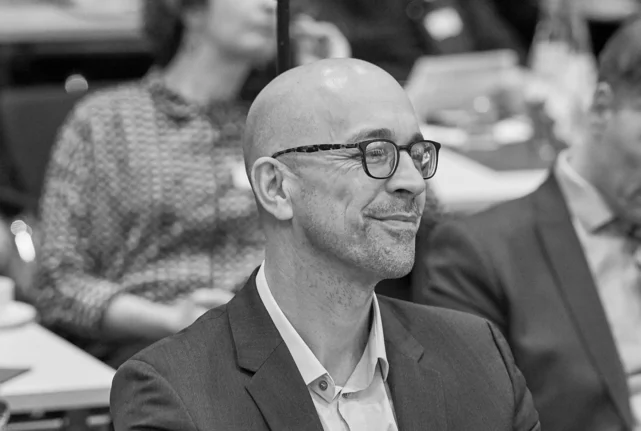 Portrait von Jochen Steinhilber bei einer Konferenz der Friedrich-Ebert-Stiftung.