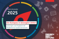 Die Graphik zeigt einen Kompass sowie den Schriftzug: Ein Kompass in bewegten Zeiten. Leistungen und Angebote der Akademie für Soziale Demokratie