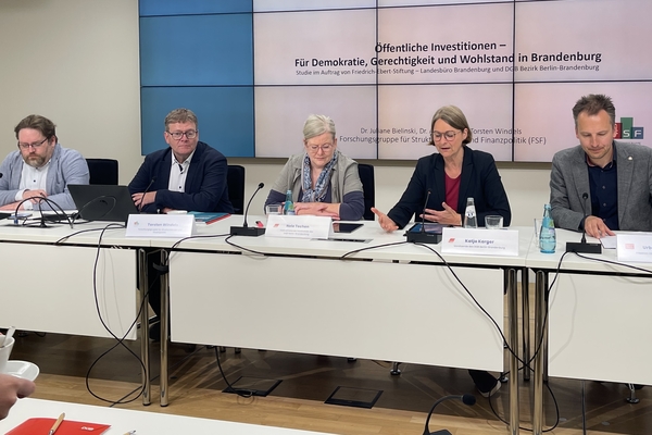 Auf dem Foto sitzen von links nach rechts Torsten Windels, Nele Techen, Katja Krüger und Urban Überschär