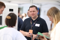 Besucher_innen des b° future festivals unterhalten sich mit Mitarbeitenden der FES