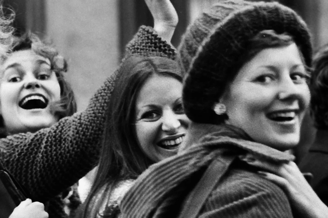 5 Frauen lachen in die Kamera, Schwarz-Weiß-Foto aus den 70er Jahren